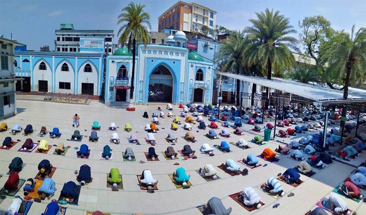 সামাজিক দূরত্ব মেনে শাহজালাল দরগাহে জুমার নামাজ সামাজিক দূরত্ব মেনে শাহজালাল দরগাহে জুমার নামাজ