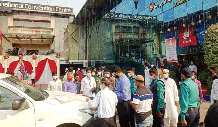 চট্টগ্রামে মাস্ক ব্যবহার নিশ্চিত করতে কমিউনিটি সেন্টারে অভিযান চট্টগ্রামে মাস্ক ব্যবহার নিশ্চিত করতে কমিউনিটি সেন্টারে অভিযান