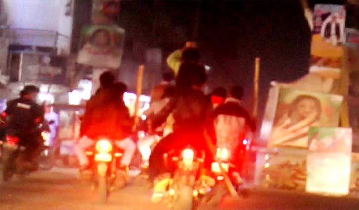বঙ্গবন্ধুর ভাস্কর্যস্থলে ফাঁকা গুলি, কালো পতাকা বঙ্গবন্ধুর ভাস্কর্যস্থলে ফাঁকা গুলি, কালো পতাকা