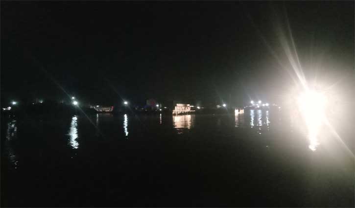 ঘন কুয়াশায় পাটুরিয়া-দৌলতদিয়া নৌরুটে ফেরি চলাচল বন্ধ ঘন কুয়াশায় পাটুরিয়া-দৌলতদিয়া নৌরুটে ফেরি চলাচল বন্ধ