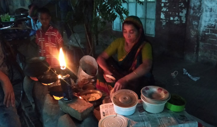 ‘ছেলের ভবিষ্যতের জন্য পিঠা বিক্রি করি’