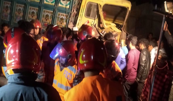বাগেরহাটে নিয়ন্ত্রণ হারিয়ে চায়ের দোকানে ট্রাক, নিহত ১ বাগেরহাটে নিয়ন্ত্রণ হারিয়ে চায়ের দোকানে ট্রাক, নিহত ১