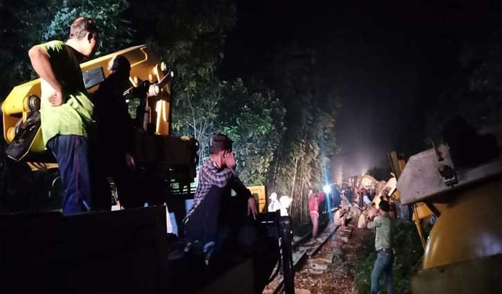 রাতভর চলছে উদ্ধার কাজ রাতভর চলছে উদ্ধার কাজ
