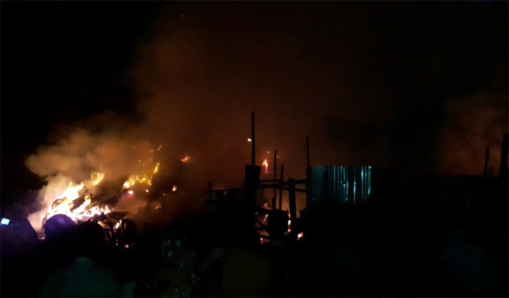 নারায়ণগঞ্জের জাঁলকুড়িতে ঝুটের গোডাউনে আগুন নারায়ণগঞ্জের জাঁলকুড়িতে ঝুটের গোডাউনে আগুন
