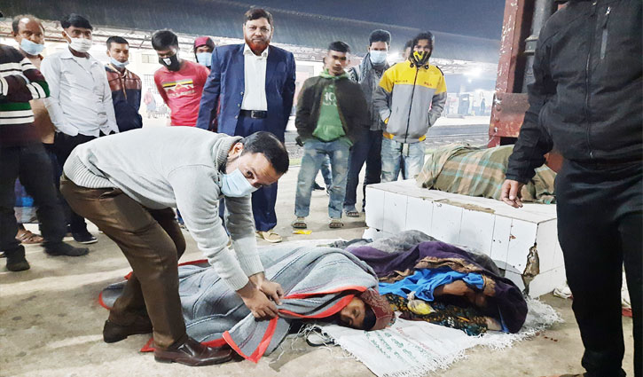 মধ্যরাতে ছিন্নমূল মানুষের গায়ে কম্বল জড়িয়ে দিলেন ইউএনও মধ্যরাতে ছিন্নমূল মানুষের গায়ে কম্বল জড়িয়ে দিলেন ইউএনও