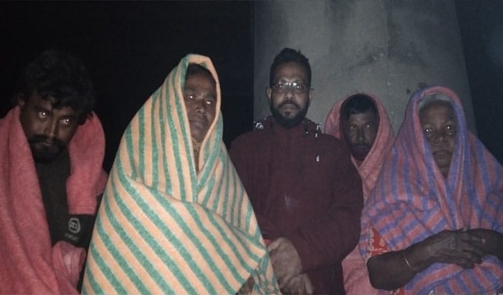 গভীর রাতে কম্বল নিয়ে ছিন্নমূলদের পাশে পুলিশ সদস্য গভীর রাতে কম্বল নিয়ে ছিন্নমূলদের পাশে পুলিশ সদস্য