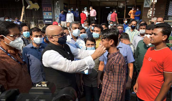 কারওয়ান বাজারে মাস্ক বিতরণ করলেন তথ্য প্রতিমন্ত্রী কারওয়ান বাজারে মাস্ক বিতরণ করলেন তথ্য প্রতিমন্ত্রী