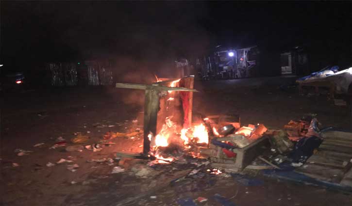 আওয়ামী লীগ প্রার্থীর পথসভায় গুলিবর্ষণ ও বোম হামলা আওয়ামী লীগ প্রার্থীর পথসভায় গুলিবর্ষণ ও বোম হামলা