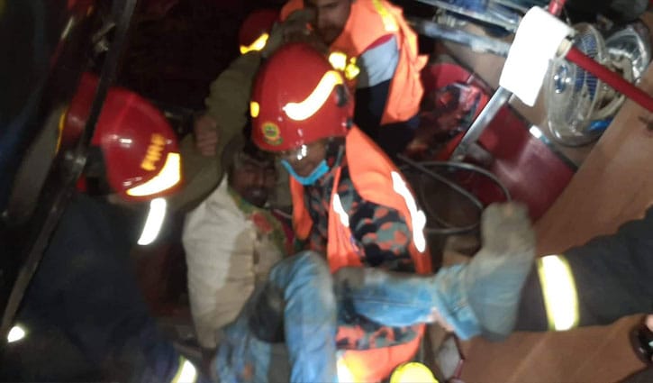 টাঙ্গাইলে বাস নিয়ন্ত্রণ হারিয়ে খাদে পড়ে আহত ১৩ টাঙ্গাইলে বাস নিয়ন্ত্রণ হারিয়ে খাদে পড়ে আহত ১৩