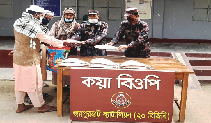 জয়পুরহাটে জব্দ হওয়া ৭৫ কেজি ইলিশ এতিমখানায় বিতরণ জয়পুরহাটে জব্দ হওয়া ৭৫ কেজি ইলিশ এতিমখানায় বিতরণ