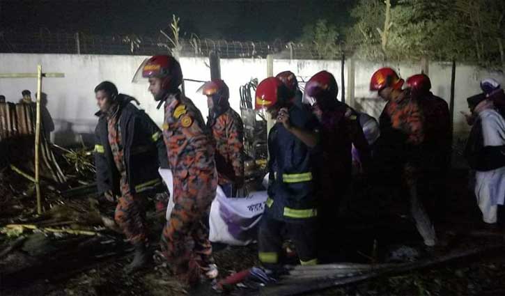 পূর্বাচলে আগুনে দগ্ধ হয়ে একই পরিবারের ৪ জনের মৃত্যু পূর্বাচলে আগুনে দগ্ধ হয়ে একই পরিবারের ৪ জনের মৃত্যু