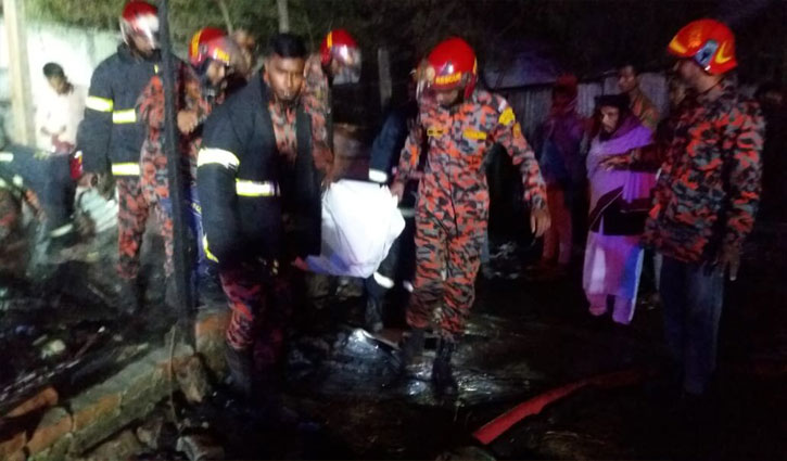 বিদ্যুতের তার ছিঁড়ে ঘরে আগুন, প্রতিবন্ধী ২ শিশুসহ নিহত ৪ বিদ্যুতের তার ছিঁড়ে ঘরে আগুন, প্রতিবন্ধী ২ শিশুসহ নিহত ৪