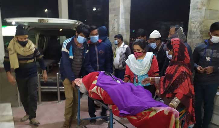 খুবি’র আমরণ অনশনরত দুই শিক্ষার্থী হাসপাতালে খুবি’র আমরণ অনশনরত দুই শিক্ষার্থী হাসপাতালে