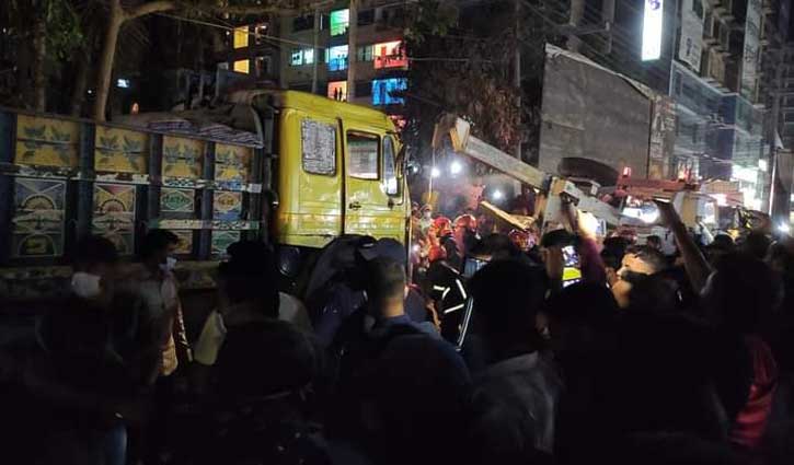 ট্রাক নিয়ন্ত্রণ হারিয়ে ফুটপাতে, নিহত ২ ট্রাক নিয়ন্ত্রণ হারিয়ে ফুটপাতে, নিহত ২
