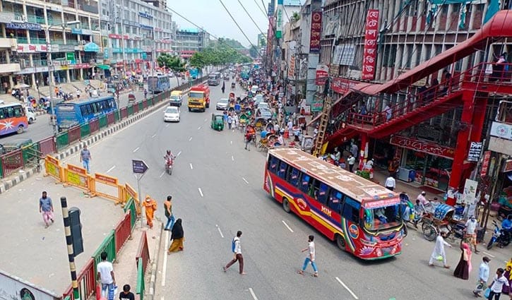 ফুট ওভারব্রিজ-জেব্রা ক্রসিংয়ের তোয়াক্কা নেই, ঝুঁকি নিয়ে পারাপার ফুট ওভারব্রিজ-জেব্রা ক্রসিংয়ের তোয়াক্কা নেই, ঝুঁকি নিয়ে পারাপার