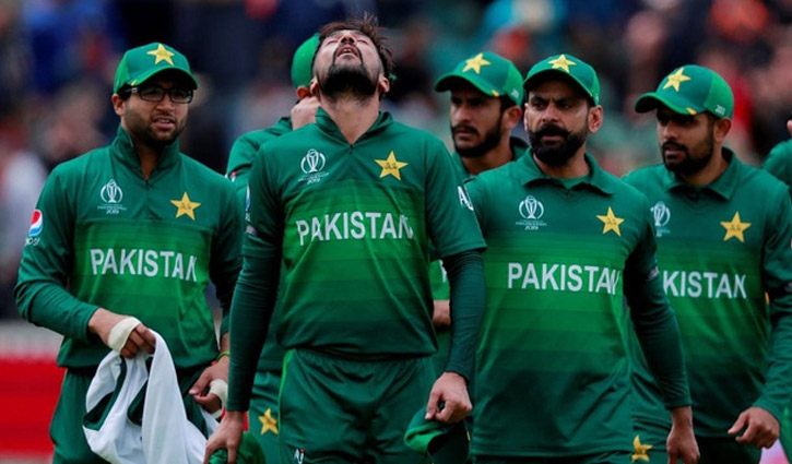 করোনা প্রোটোকল ভেঙে আলোচনায় পাকিস্তানি ক্রিকেটার করোনা প্রোটোকল ভেঙে আলোচনায় পাকিস্তানি ক্রিকেটার