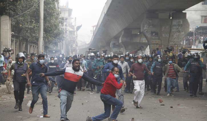ফুলবাড়িয়ায় পুলিশ-সাংবাদিকসহ আহত ৩ ফুলবাড়িয়ায় পুলিশ-সাংবাদিকসহ আহত ৩