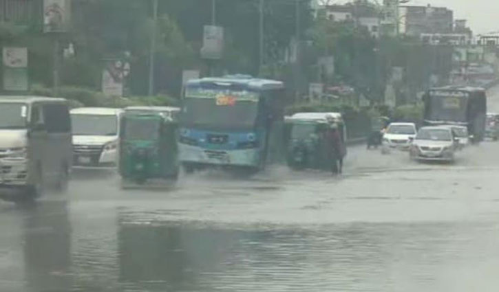সকালের বৃষ্টিতে অফিসগামীদের ভোগান্তি সকালের বৃষ্টিতে অফিসগামীদের ভোগান্তি