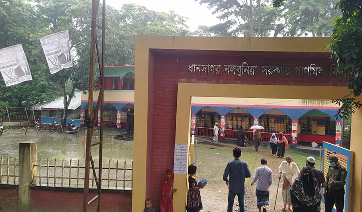 বৃষ্টির মধ্যে শরণখোলায় ভোটগ্রহণ চলছে বৃষ্টির মধ্যে শরণখোলায় ভোটগ্রহণ চলছে