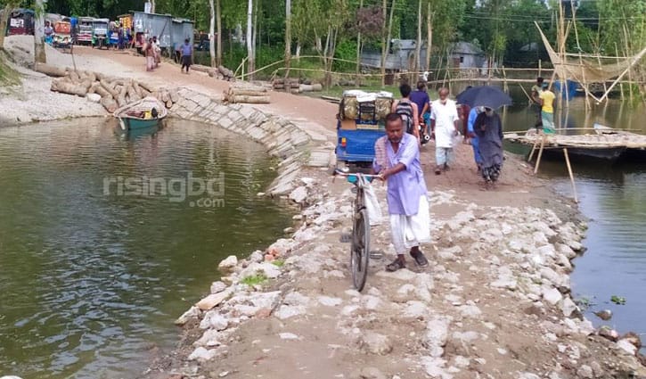 কুড়িগ্রামে বন্যায় ক্ষতিগ্রস্ত সড়ক এখনও বেহাল, জনদুর্ভোগ কুড়িগ্রামে বন্যায় ক্ষতিগ্রস্ত সড়ক এখনও বেহাল, জনদুর্ভোগ
