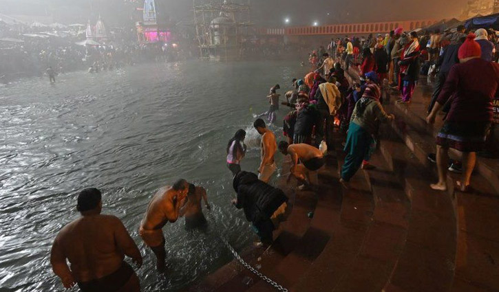করোনার মধ্যে ভারতে কুম্ভ মেলায় লাখ লাখ মানুষ করোনার মধ্যে ভারতে কুম্ভ মেলায় লাখ লাখ মানুষ