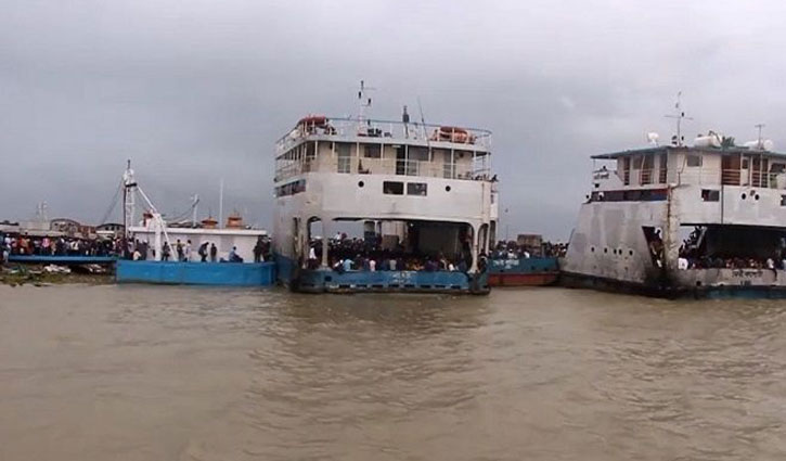 তিন ঘণ্টা পর বাংলাবাজার-শিমুলিয়া নৌরুটে ফেরি চলাচল শুরু তিন ঘণ্টা পর বাংলাবাজার-শিমুলিয়া নৌরুটে ফেরি চলাচল শুরু