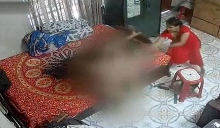 বৃদ্ধার ওপর গৃহকর্মীর নির্মম নির্যাতন বৃদ্ধার ওপর গৃহকর্মীর নির্মম নির্যাতন