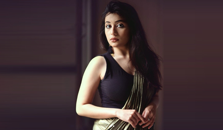 শাড়িতে নজরকাড়া অহনা শাড়িতে নজরকাড়া অহনা