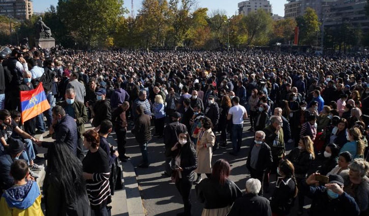 শান্তিচুক্তি করায় আর্মেনিয়ায় ব্যাপক বিক্ষোভ