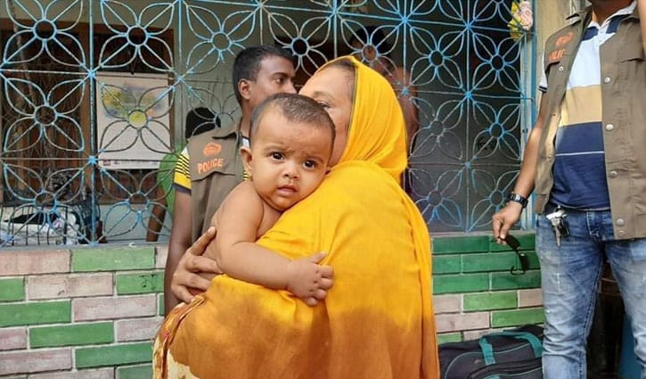মা-হারা সেই শিশু আরেক মায়ের কোলে হাসি-কান্নায় দিন কাটাচ্ছে মা-হারা সেই শিশু আরেক মায়ের কোলে হাসি-কান্নায় দিন কাটাচ্ছে