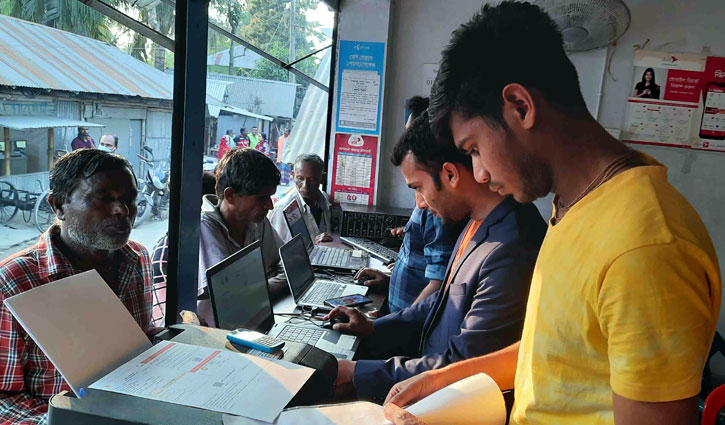 বিনামূল্যে করোনা টিকার নিবন্ধনে ৫ যুবকের ব্যতিক্রমী উদ্যোগ বিনামূল্যে করোনা টিকার নিবন্ধনে ৫ যুবকের ব্যতিক্রমী উদ্যোগ