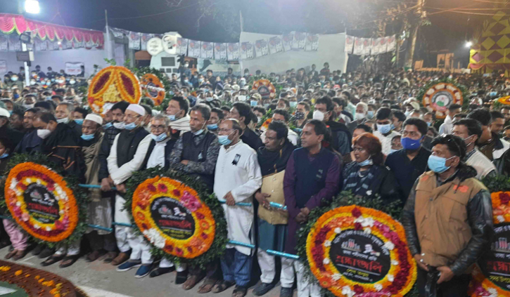 বাগেরহাটে শহীদ মিনারে মানুষের ঢল বাগেরহাটে শহীদ মিনারে মানুষের ঢল