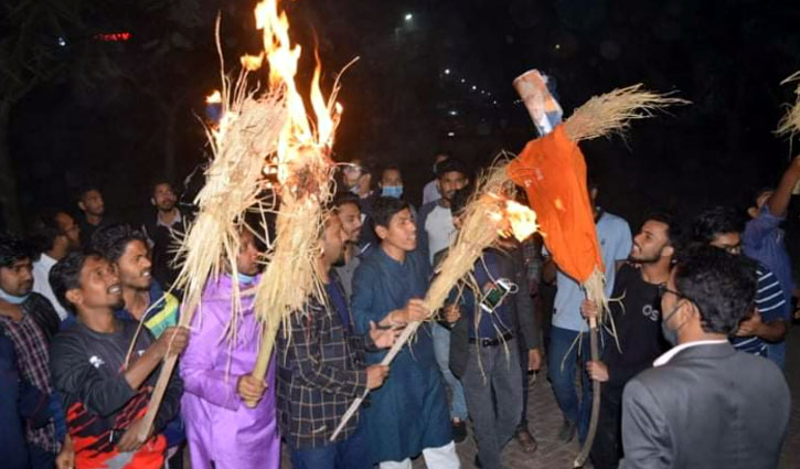বেরোবিতে উপাচার্যের কুশপুত্তলিকা দাহ করলো ছাত্রলীগ বেরোবিতে উপাচার্যের কুশপুত্তলিকা দাহ করলো ছাত্রলীগ