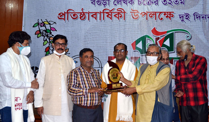 বগুড়া লেখক চক্র সম্মাননা গ্রহণ করলেন ৬ লেখক বগুড়া লেখক চক্র সম্মাননা গ্রহণ করলেন ৬ লেখক