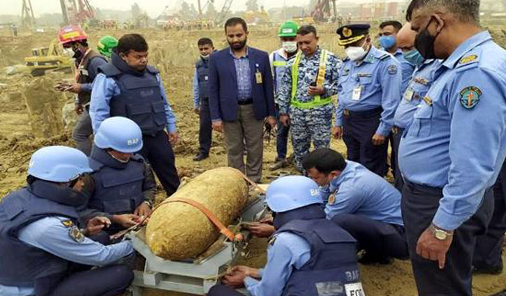 শাহজালালে ২৫০ কেজি ওজনের বোমাসদৃশ বস্তু উদ্ধার শাহজালালে ২৫০ কেজি ওজনের বোমাসদৃশ বস্তু উদ্ধার