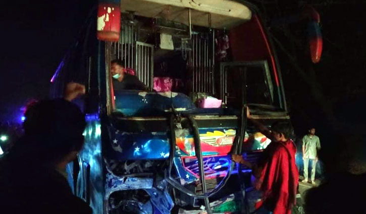 বাসের ধাক্কা নসিমনে, প্রাণ গেলো ৩ জনের বাসের ধাক্কা নসিমনে, প্রাণ গেলো ৩ জনের