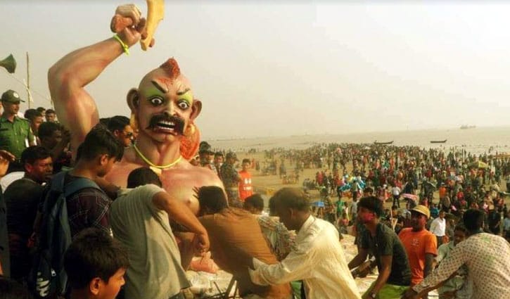 পতেঙ্গা সৈকতে হাজারো মানুষের প্রতীমা বিসর্জন উৎসব পতেঙ্গা সৈকতে হাজারো মানুষের প্রতীমা বিসর্জন উৎসব