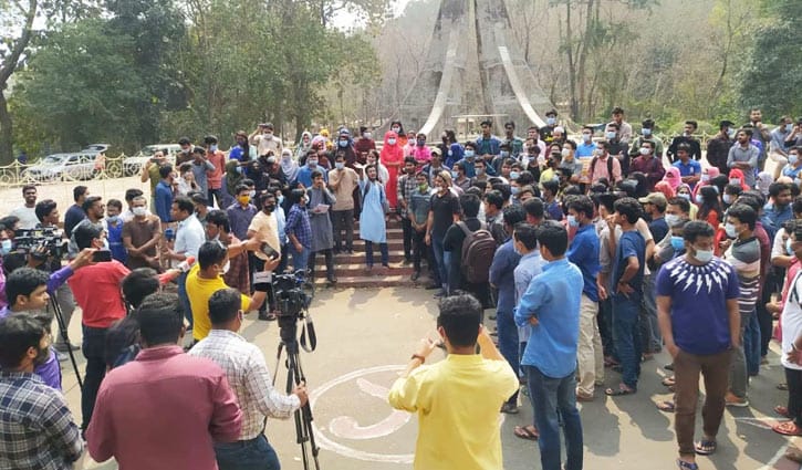 পরীক্ষার স্থগিতাদেশ প্রত্যাহারের দাবিতে চবিতে বিক্ষোভ পরীক্ষার স্থগিতাদেশ প্রত্যাহারের দাবিতে চবিতে বিক্ষোভ