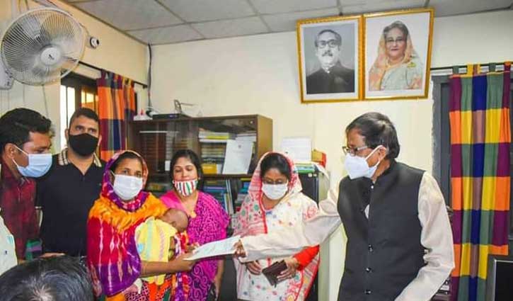 সন্তান বিক্রি করা হাসিনার হাতে ভাতা কার্ড তুলে দিলেন সমাজকল্যাণমন্ত্রী সন্তান বিক্রি করা হাসিনার হাতে ভাতা কার্ড তুলে দিলেন সমাজকল্যাণমন্ত্রী