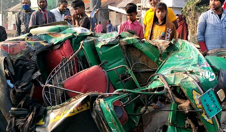 ট্রেনের ধাক্কায় অটোরিকশার যাত্রী নিহত ট্রেনের ধাক্কায় অটোরিকশার যাত্রী নিহত