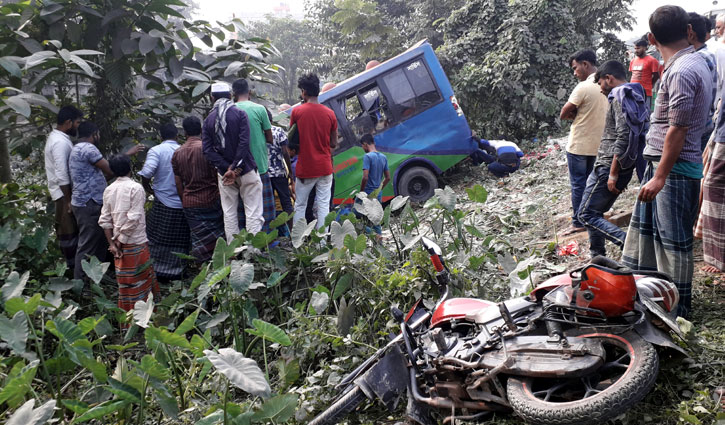 কুমিল্লায় বাসচাপায় ব্যাংক কর্মকর্তা নিহত কুমিল্লায় বাসচাপায় ব্যাংক কর্মকর্তা নিহত