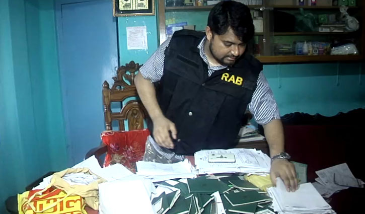 কুমিল্লায় ২৮৬টি পাসপোর্টসহ দালাল আটক কুমিল্লায় ২৮৬টি পাসপোর্টসহ দালাল আটক