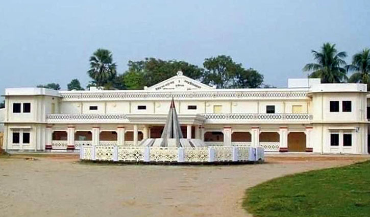 কুমিল্লার ঐতিহ্যবাহী টাউনহল ভাঙার নেপথ‌্যে