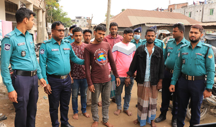 গাজীপুরে অস্ত্রসহ ৬ ডাকাত গ্রেপ্তার গাজীপুরে অস্ত্রসহ ৬ ডাকাত গ্রেপ্তার