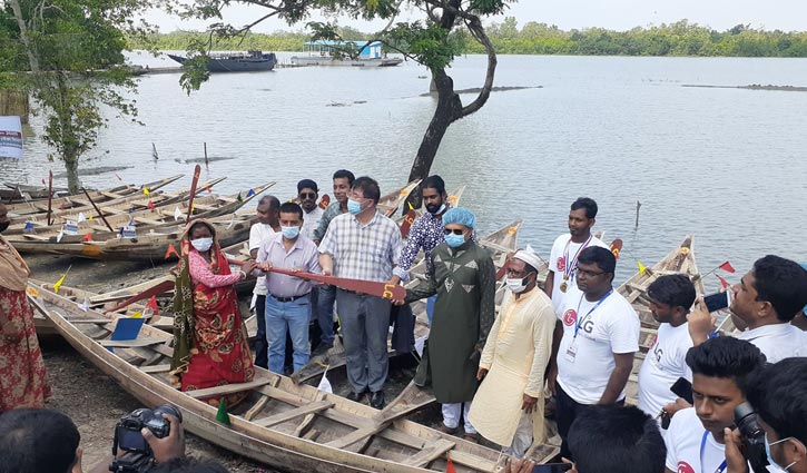 কয়রায় বনজীবী নারীদের মাঝে নৌকা বিতরণ কয়রায় বনজীবী নারীদের মাঝে নৌকা বিতরণ