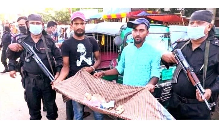 রাস্তায় দাঁড়িয়ে মাসে লাখ লাখ টাকা চাঁদা নিতেন তারা রাস্তায় দাঁড়িয়ে মাসে লাখ লাখ টাকা চাঁদা নিতেন তারা