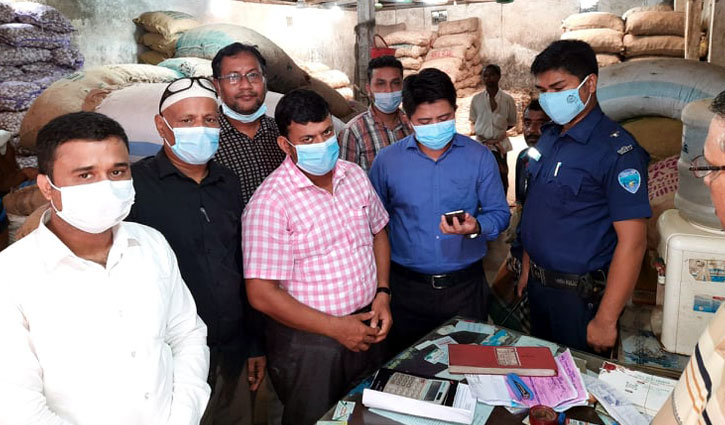 ফেনীতে ৩ পেঁয়াজ মজুতদারকে জরিমানা ফেনীতে ৩ পেঁয়াজ মজুতদারকে জরিমানা