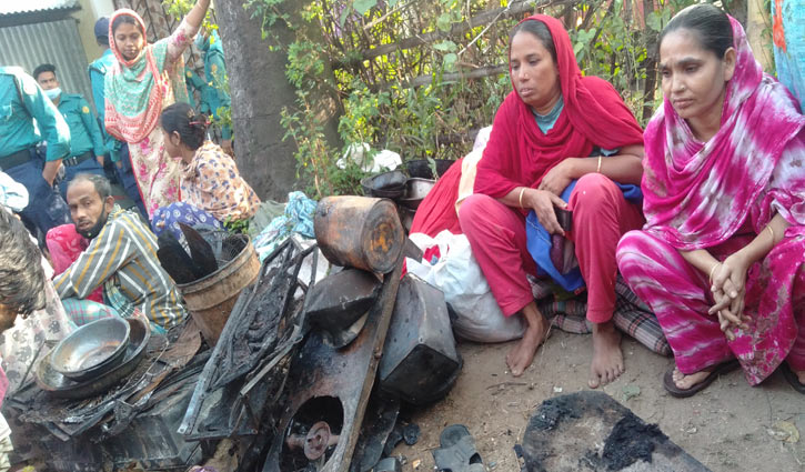 ছবিতে সাততলা বস্তির আগুনের ক্ষত ছবিতে সাততলা বস্তির আগুনের ক্ষত