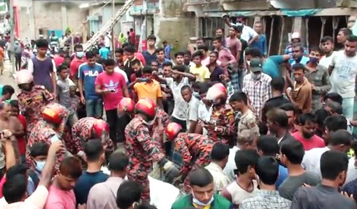 গাইবান্ধায় সড়ক সংলগ্ন ঘর উচ্ছেদের সময় বিম পড়ে দুজনের মৃত্যু গাইবান্ধায় সড়ক সংলগ্ন ঘর উচ্ছেদের সময় বিম পড়ে দুজনের মৃত্যু