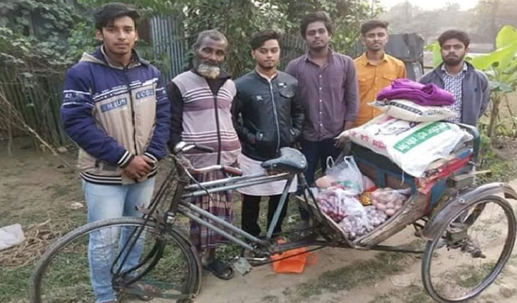 শিক্ষার্থীদের টিফিনের টাকায় মেরামত হলো ফালু মিয়ার ভাঙা রিকশা শিক্ষার্থীদের টিফিনের টাকায় মেরামত হলো ফালু মিয়ার ভাঙা রিকশা